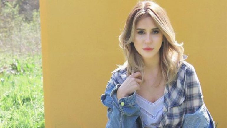 Aynur Aydın, “Hiç paylaşmadığınız bir fotoğrafınız var mı?” sorusuna cesur poz