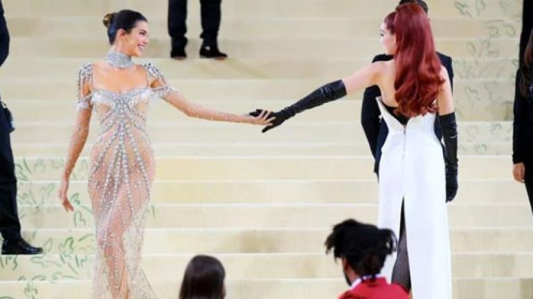 Kendall Jenner transparan elbisesiyle göz kamaştırdı
