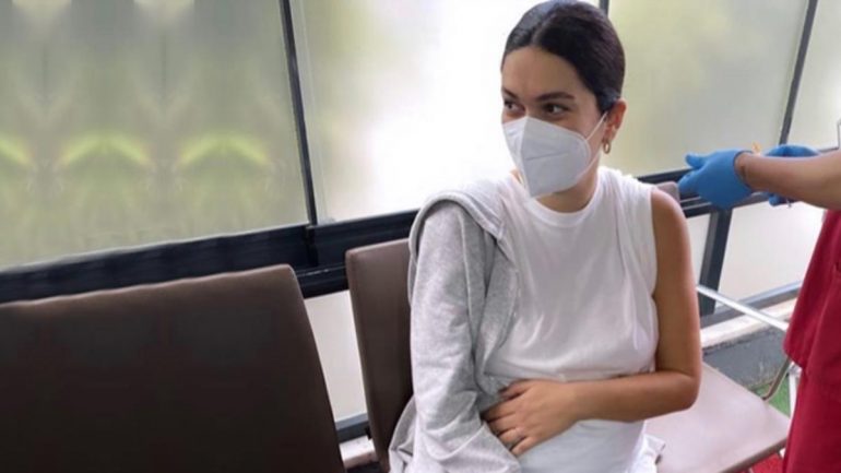 Hamile olan Bergüzar Korel ikinci doz corona virüs aşısı oldu