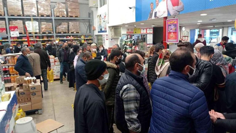 Ucuz yağ izdihamı! İndirim yapan marketin önünde uzun kuyruklar oluştu