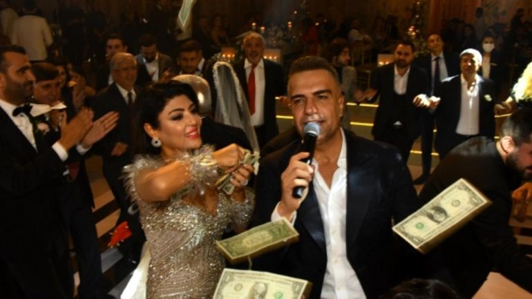 Berdan Mardini bile şaşırdı! Sahne aldığı düğünde dolarlar hava uçuştu