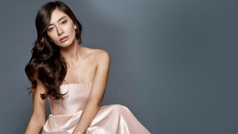 Neslihan Atagül iddialı pozlarıyla herkesi kendine hayran bıraktı