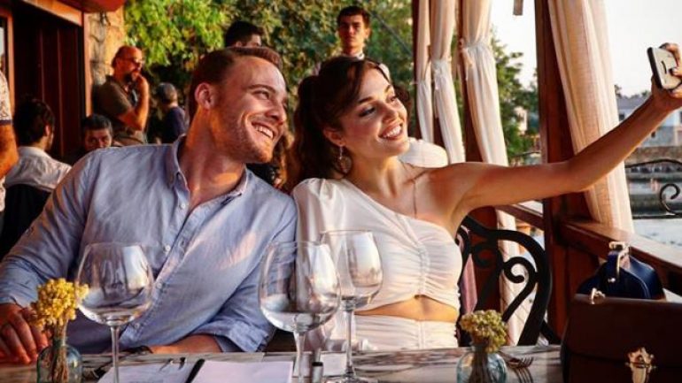 Hande Erçel’i utandıran Kerem Bürsin “Soyunuyor mu?” sorusu!