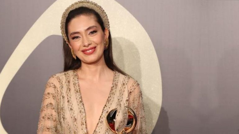 Neslihan Atagül Dubai’de ödül aldı! Giydiği kıyafet takipçilerini ikiye böldü