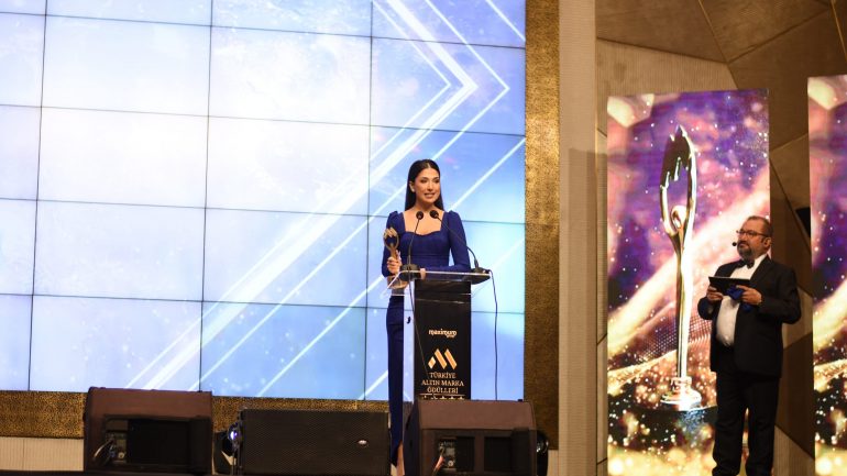 Yılın Kurumsal İletişimcisi “Memnune Akdeniz”