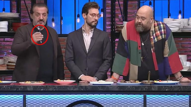 Ünlü şef Mehmet Yalçınkaya’dan bir ilk! Kaşık atarak ödüllendirdi