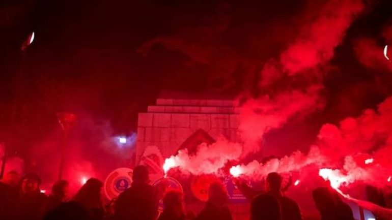 Atatürk heykeline saldırıyı duyan Samsunlular heykele akın etti…