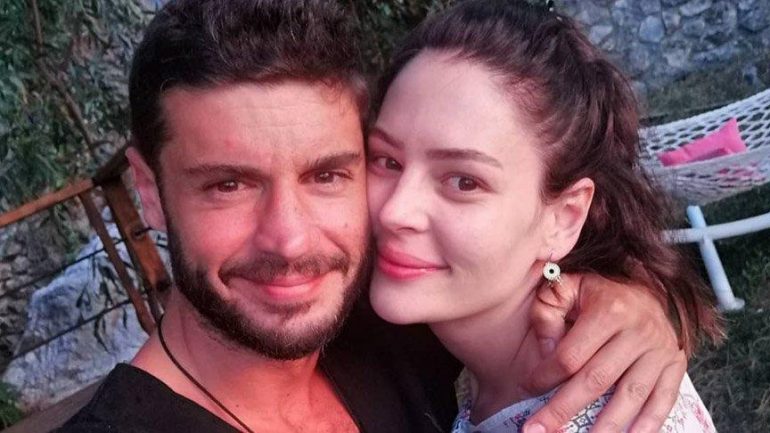 Berk Oktay ve Yıldız Çağrı Atiksoy nişanlandı