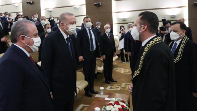 Cumhurbaşkanı Erdoğan ve Kemal Kılıçdaroğlu Anayasa Mahkemesi yemin töreninde selamlaştı