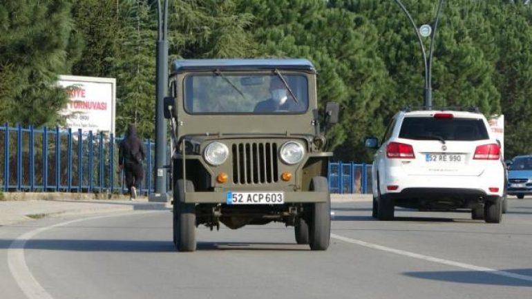 Hurdalıktan aldığı askeri cipi 70 yıl önceki haline çevirdi, trafikte gören herkes durduruyor