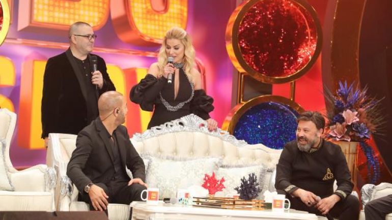 Songül Karlı, iki göğüs dekolteli kıyafetiyle İbo Show’a damga vurdu