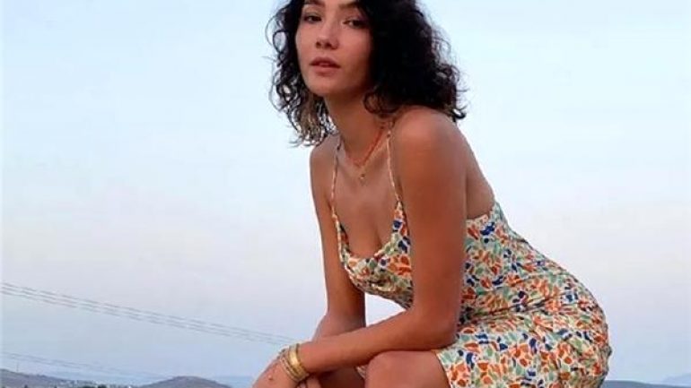 Bomba itiraflar! Aybüke Pusat katıldığı programda eteğindeki bütün taşları döktü