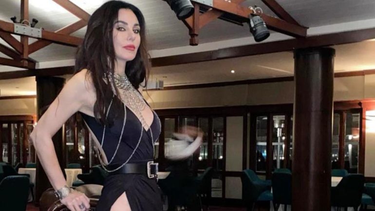 Defne Samyeli sahne kostümüyle yine çok iddialı!