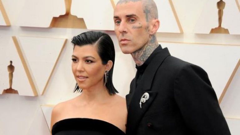 Kourtney Kardashian’dan ayna karşısında iddialı pozlar