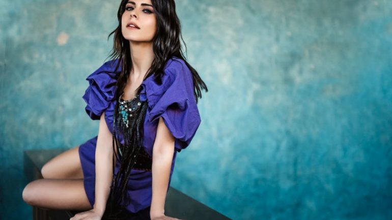 Simge, beline kadar uzanan yırtmaçlı elbisesiyle sahnede dans etti