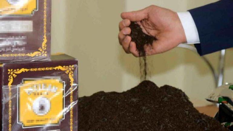 Vatandaşa çay diye bunu içireceklerdi! Sahte çay paketlerinin içinden talaş ve su bardağı çıktı!