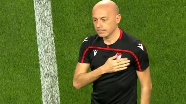 Türk futbolunda bir ilk! Cüneyt Çakır alkışlarla geri döndü…