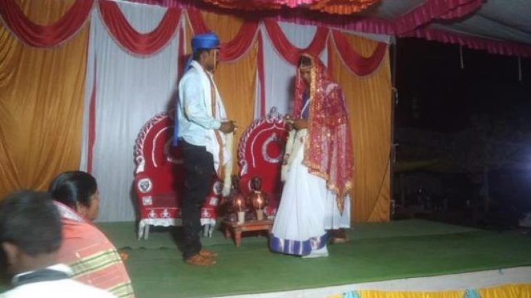 Gelin tarafı, damat düğüne geç gelince kızlarını başka bir akrabayla evlendirdi