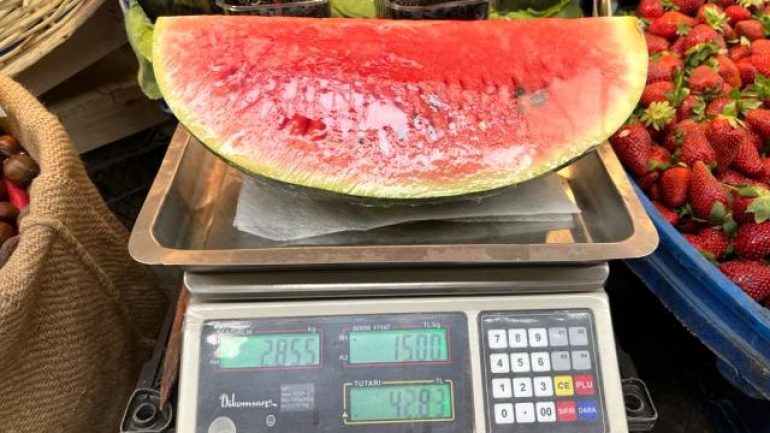 Karpuzlar tezgahtaki yerini aldı! Fiyatı ise dudak uçuklatıyor!