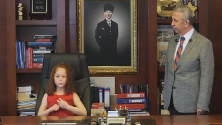 Ankara’nın bugünkü belediye başkanı minik Esila, Mansur Yavaş’ı mest etti