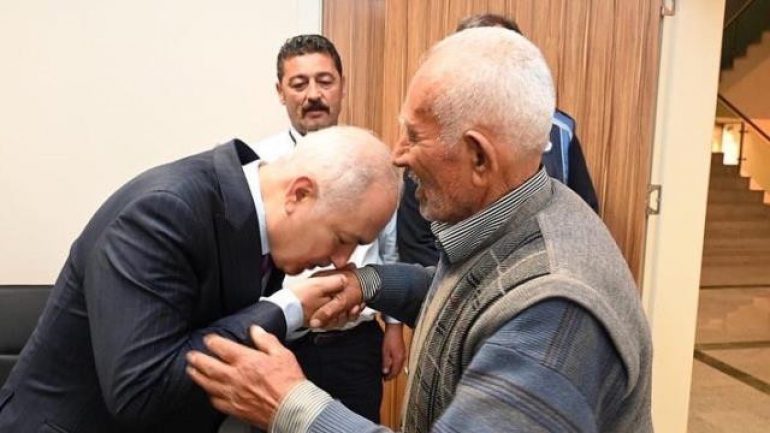 Tezgahına el konulmuştu… Belediye Başkanı elini öpüp özür diledi!