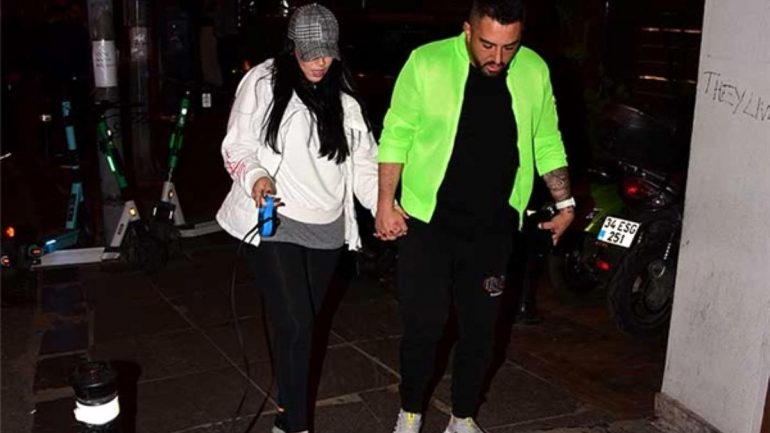 Ferdi Tayfur’un kızı Tuğçe Tayfur ‘yakın arkadaşı’yla el ele!