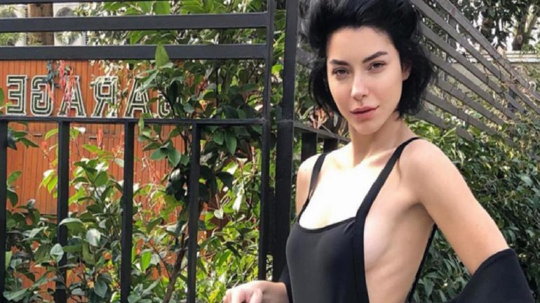 Merve Boluğur yaz sezonunu açtı! Cüretkar mayosuyla poz verdi