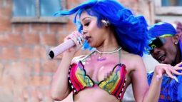 Amerikalı rap şarkıcısı Saweetie fena frikik verdi!