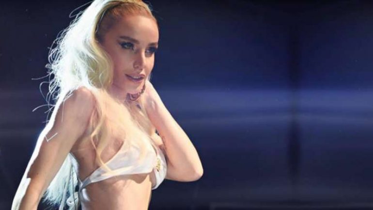 Sahnedeki hallerini unutun! Gülşen makyajsız görüntülendi