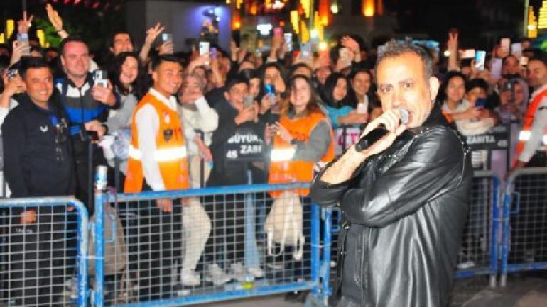 Konserde ilginç anlar! Haluk Levent, sokak köpeğiyle yere uzanarak şarkı söyledi
