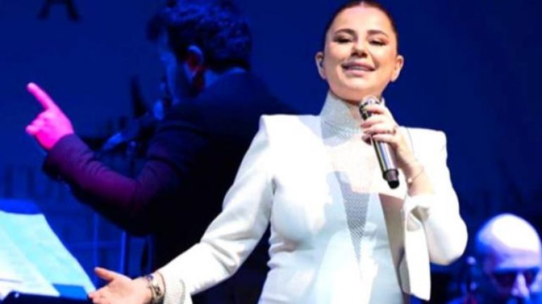 Şarkıcı Merve Özbey 6 aylık hamile haliyle sahneye çıktı!