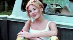 Kamyon kasasındaki klibiyle bir döneme damga vurmuştu! Pınar Aylin güzelliğiyle yıllara meydan okuyor