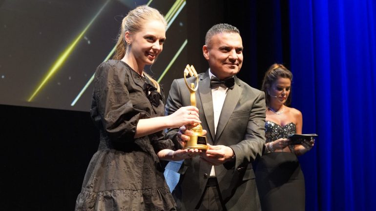 Altın Marka Zirvesi’nde Yılın Genç Kadın Oyuncusu İpek Filiz Yazıcı oldu.