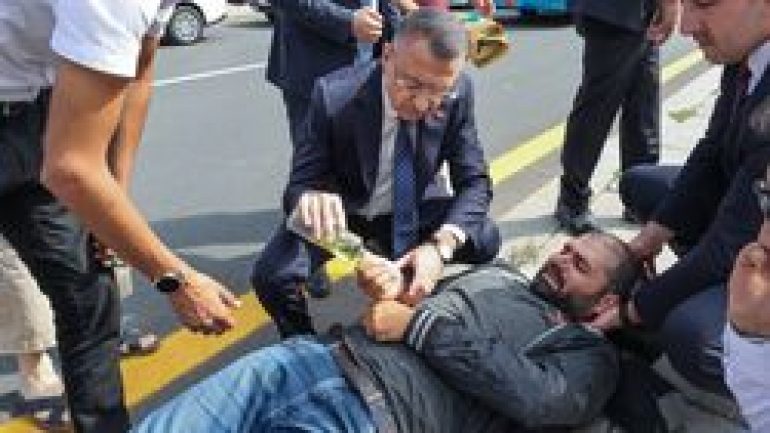 Fuat Oktay kaza yapan sürücüye yardım etti