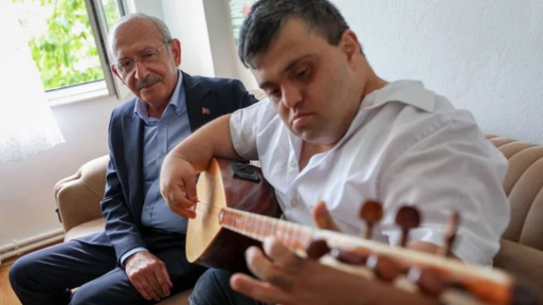 Kılıçdaroğlu, down sendromlu sanatçı Aras’ı ziyaret etti