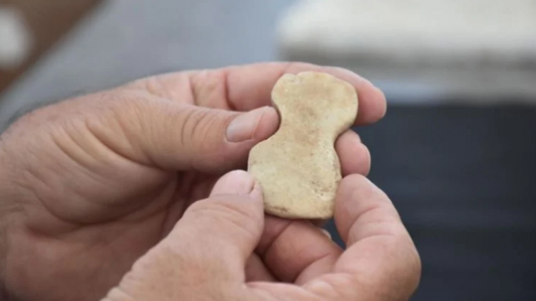 Yeşilova Höyüğü’nde 5 bin yıllık mermer idol bulundu