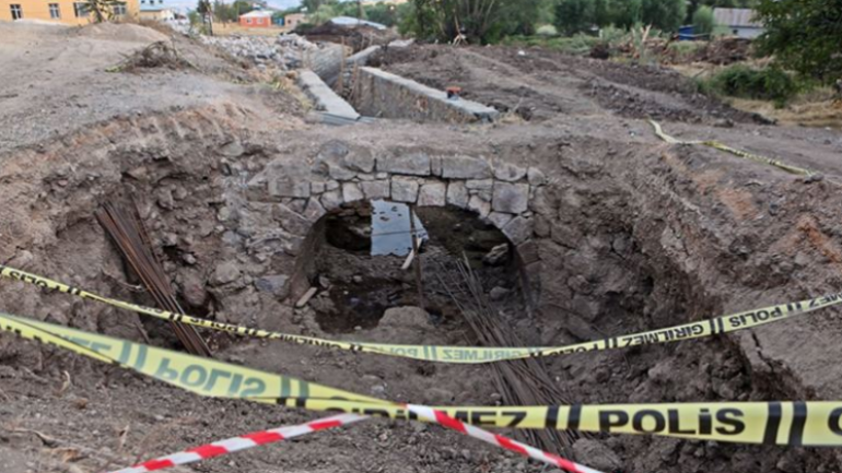 Tunceli’de ‘tarihi köprü’ ortaya çıktı, dere ıslah çalışması durduruldu
