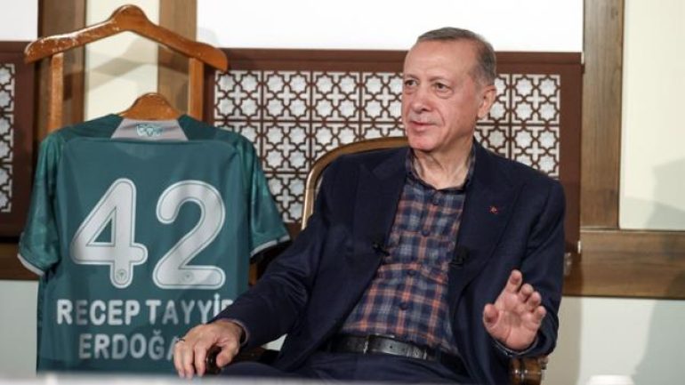 Gencin sorduğu seçim gecesi sorusuna Erdoğan’ın esprili yanıtı salonu kahkahaya boğdu