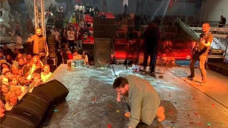 Konserde ilginç anlar! ‘Yoruldum’ diyen Sinan Akçıl’a mesir macunu attılar