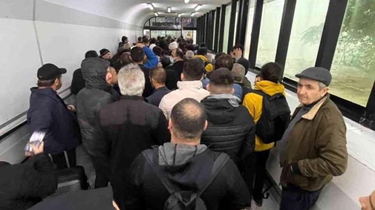 Türkler, ucuz Iphone satın almak için komşu ülkeye akın ediyor!