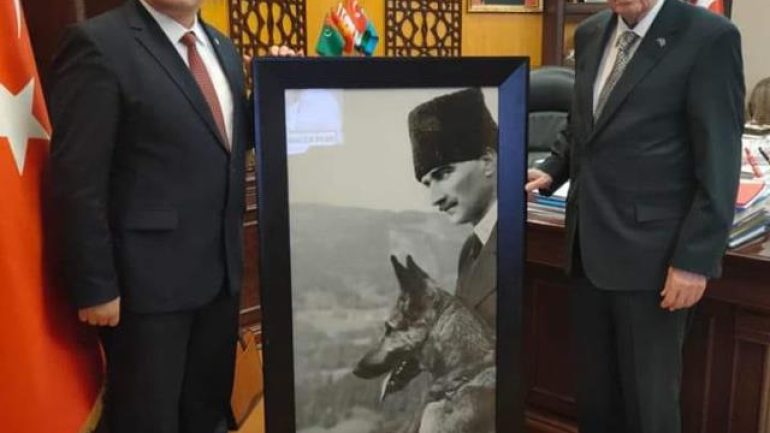 Dikkatli gözlerden kaçmadı! MHP’li il başkanının Bahçeli’ye hediye ettiği tablodaki detay dalga konusu oldu