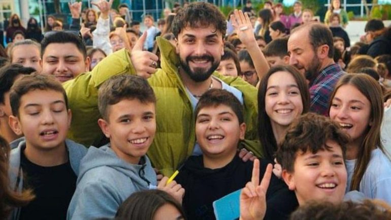 Sefo “Başkan olursam Sefo’yu getireceğim” diyen çocuk hayranının vaadini yerine getirdi