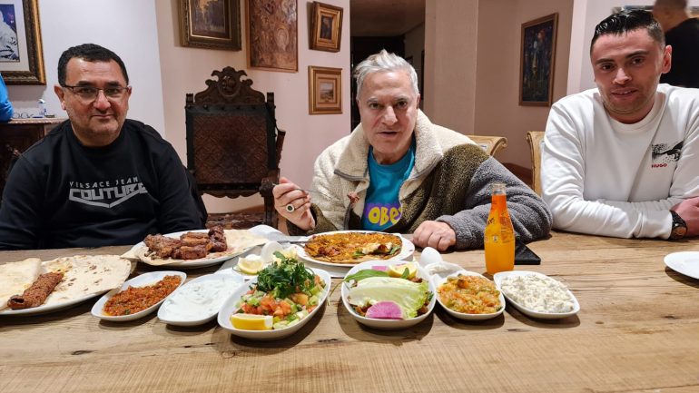 Ünlü sanatçı Mehmet Ali Erbil, evinde dostlarına yemek verdi.