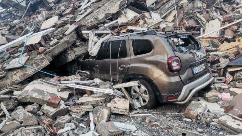 Ekiplerin henüz ulaşamadığı mahallede küçük çocuk göçük altında kurtarılmayı bekliyor