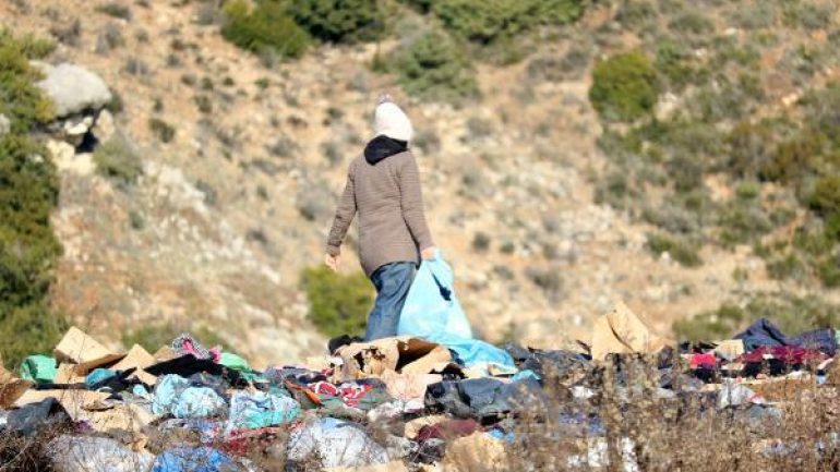 Yol kenarına binlerce kıyafet atıldı, depremzedeler uygun olanları aradı
