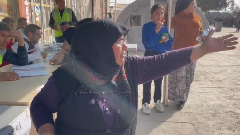 Yardım merkezindeki görevliden depremzede kadına büyük ayıp: Su istedim, bana ‘Yüzüğünü sat’ diyor