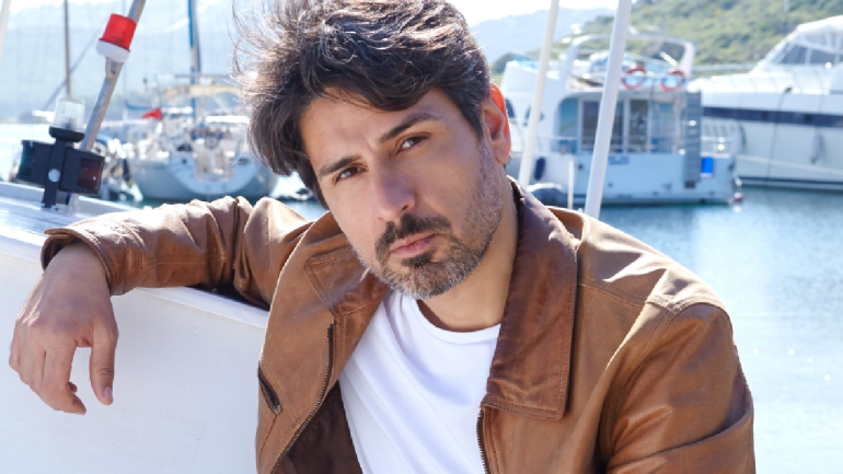 ŞARKI DA SÖYLEYEN OYUNCUYUM..