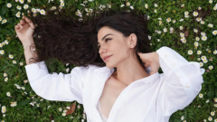 Demet Özdemir papatyalar içinde!