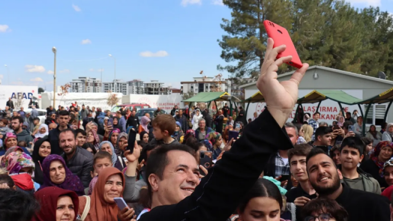 Acun Ilıcalı Afet bölgesinde… Adıyaman ve Kahramanmaraş’ta çocuklara oyuncak hediye etti