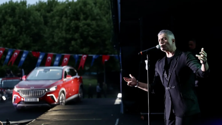 Özcan Deniz’in Bursa konserinde büyük sürpriz… Togg sahneye çıktı